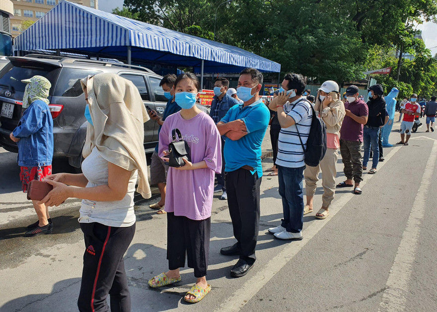 Sáng 6/7, ghi nhận tại Bệnh viện Quân y 175 thuộc Bộ Quốc phòng, hàng trăm người lao động, sinh viên trong khu vực đến xếp hàng dài để đăng ký xét nghiệm nhanh COVID-19.