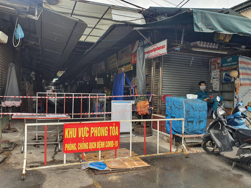 Ngày 5/7, lực lượng chức năng quận 1, TPHCM đang phong tỏa chợ Tân Định để điều tra dịch tễ, thực hiện các biện pháp phòng chống COVID-19.