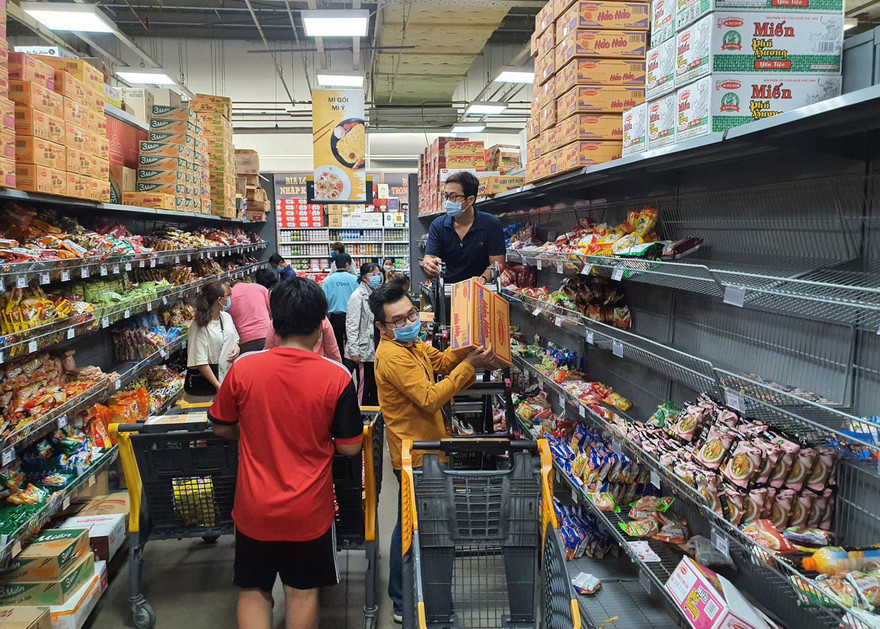 Chiều 7/7, dù TPHCM khẳng định đảm bảo cung ứng đủ thực phẩm cho toàn thành phố nhưng người dân vẫn đổ xô đến các siêu thị để mua lương thực, thực phẩm.
