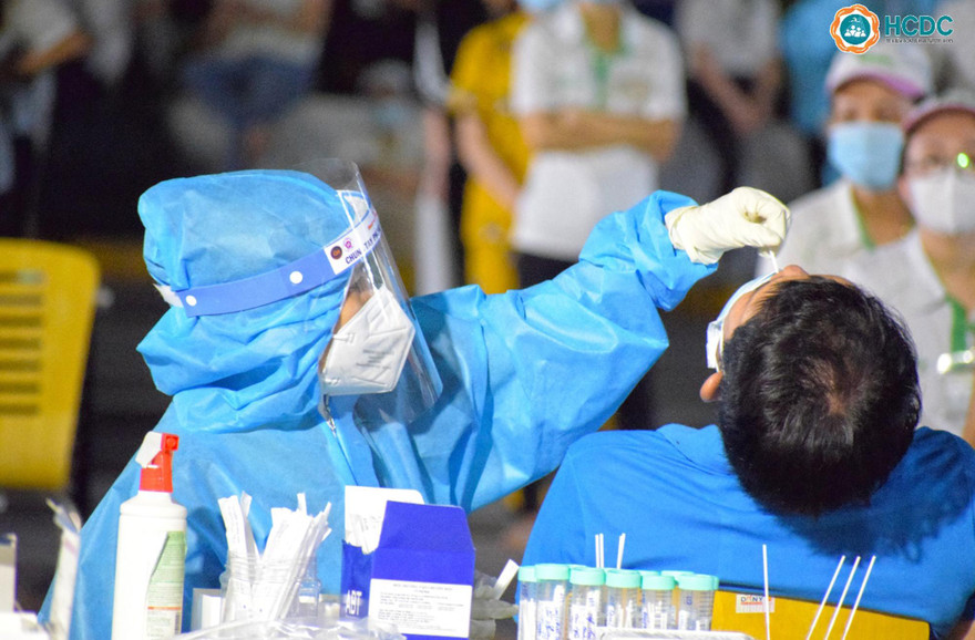 Lấy mẫu xét nghiệm cho 3000 công nhân công ty Nidec Sankyo Việt Nam chiều 2/7. Ảnh: HCDC.