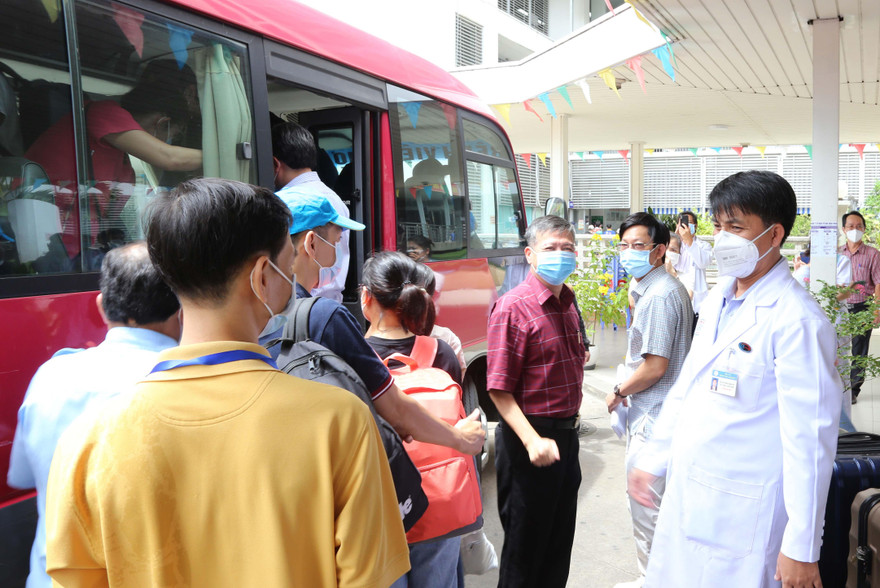 Nhân viên y tế Bệnh viện Chợ Rẫy lên xe đi Cần Giờ hỗ trợ điều trị bệnh nhân COVID-19.