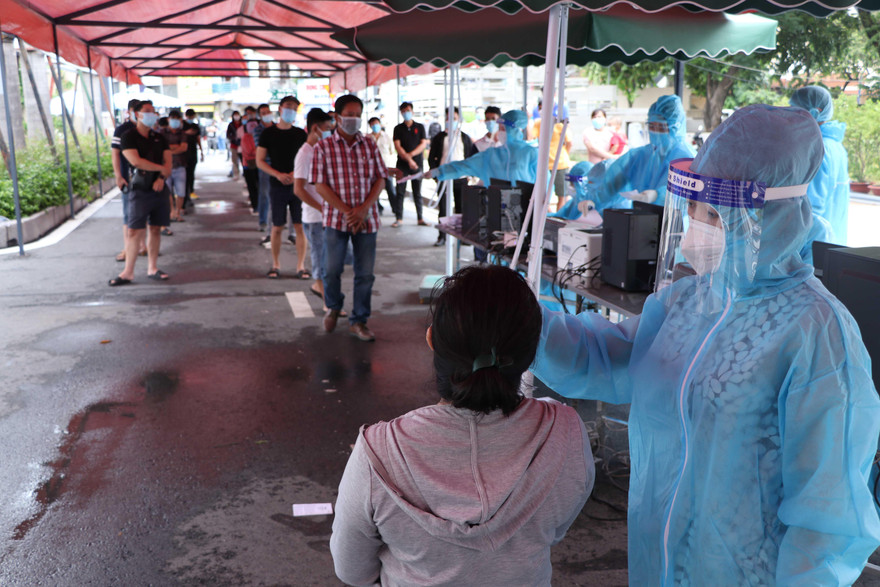Những ngày qua, hàng nghìn người dân đã 'rồng rắn' xếp hàng chờ đăng ký xét nghiệm tầm soát COVID-19 dịch vụ tại nhiều bệnh viện ở TPHCM để lấy giấy xác nhận âm tính.