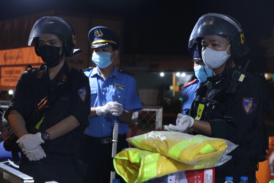 Công an TPHCM làm việc tại chốt kiểm soát phòng chống COVID-19.