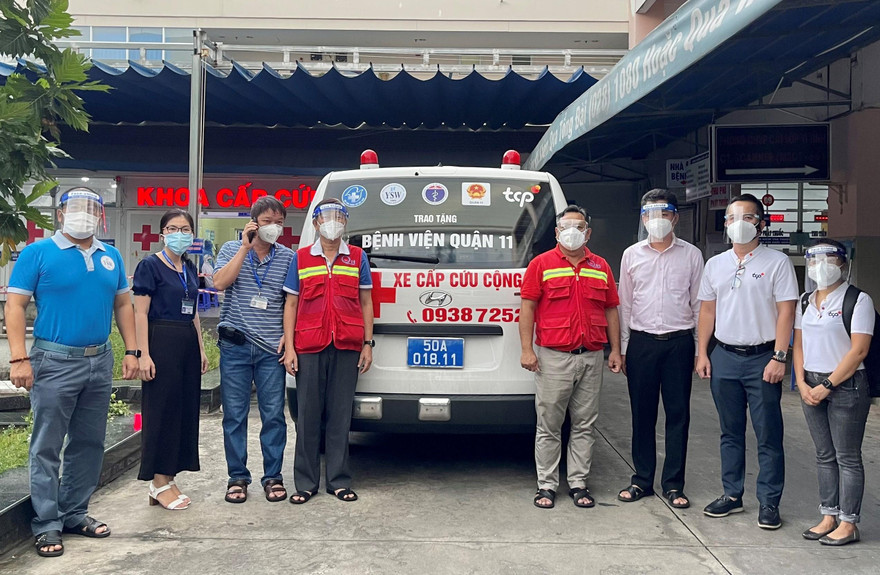 Các đơn vị T.Ư Đoàn tặng “xe cấp cứu cộng đồng” phục vụ chống dịch COVID-19 cho Bệnh viện Quận 11