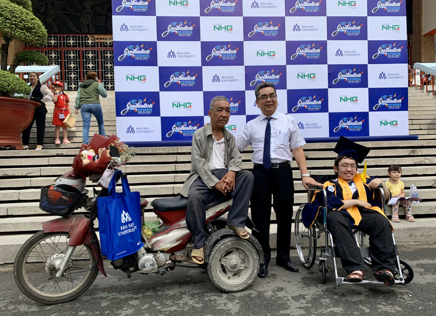 Hai bố còn Việt Tiến, Việt Tuấn chụp ảnh cùng PGS-TS Nguyễn Ngọc Điện Hiệu trưởng Trường ĐH Hoa Sen 