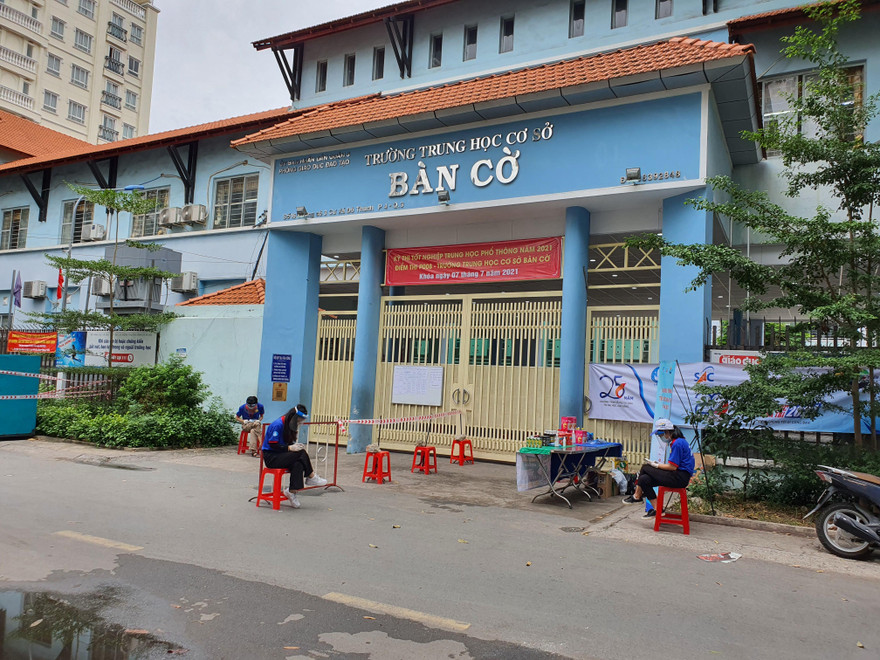 Điêm thi THCS Bàn Cờ nơi có thí sinh nghi mắc COVID-19 hôm qua vẫn tổ chức thi sáng nay