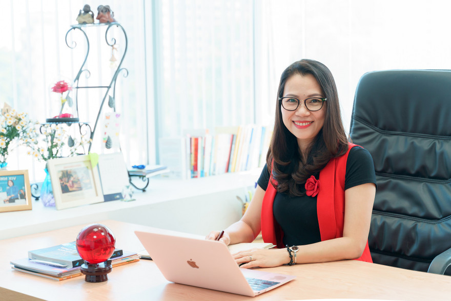  Bà Trần Thúy Trâm Quyên tân Phó hiệu trưởng Trường ĐH Quốc tế Hồng Bàng