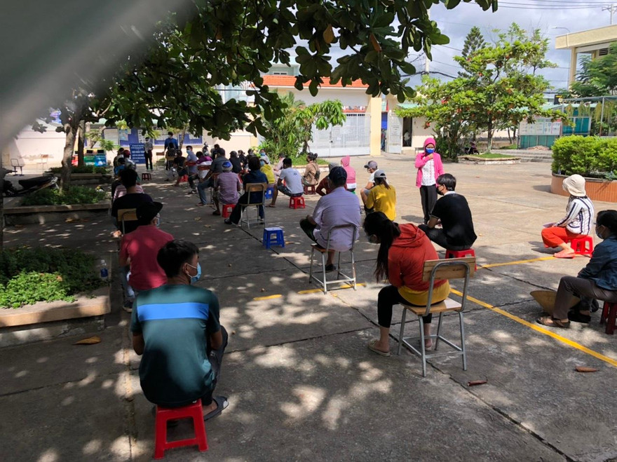 Người dân chờ tiêm vắc- xin tại TPHCM