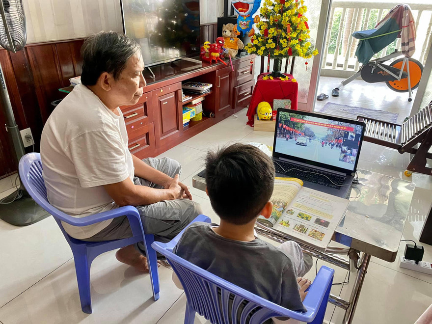 Học sinh học trực tuyến và nỗi khổ của nhiều người