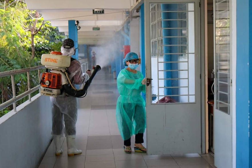 Trường THPT Nguyễn Du, quận 10, TPHCM khử khuẩn trường lớp hôm ngày 2/5 trước khi đón học sinh trở lại trường sau kỳ nghỉ lễ