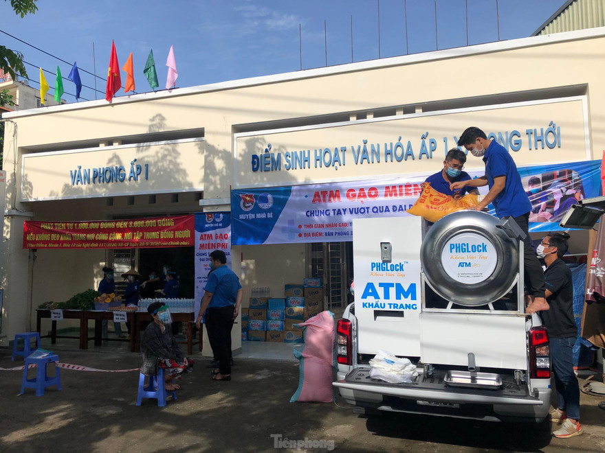 ATM gạo di động đặt trên chiếc xe bán tải đến với người dân