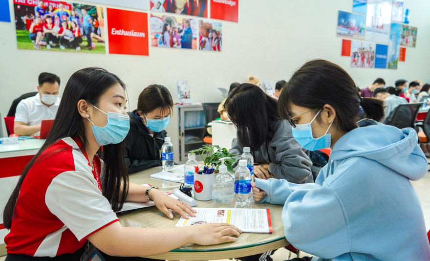 Thí sinh được hướng dẫn tư vấn nộp hồ sơ tại một trường đại học