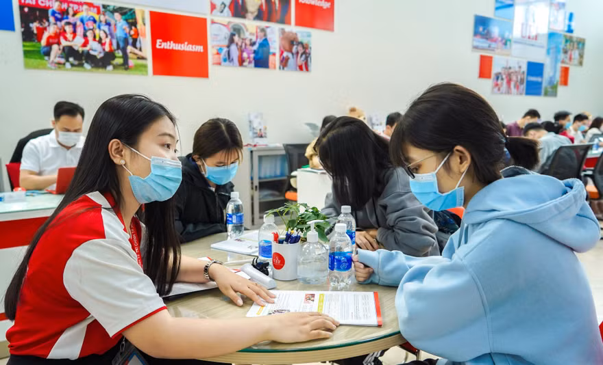 Thí sinh được hướng dẫn tư vấn nộp hồ sơ tại một trường đại học