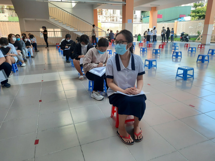 Thí sinh ngồi chờ xét nghiệm COVID-19 tại TPHCM ngày 3/7