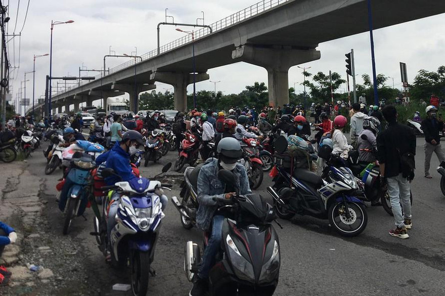 Người dân kéo nhau về quê bằng xe máy và bị chặn lại tại TP Thủ Đức sáng ngày 15/8