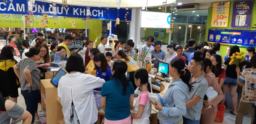 Phụ huynh xếp hàng mua SGK cho con mỗi dịp đầu năm học (ảnh minh họa)