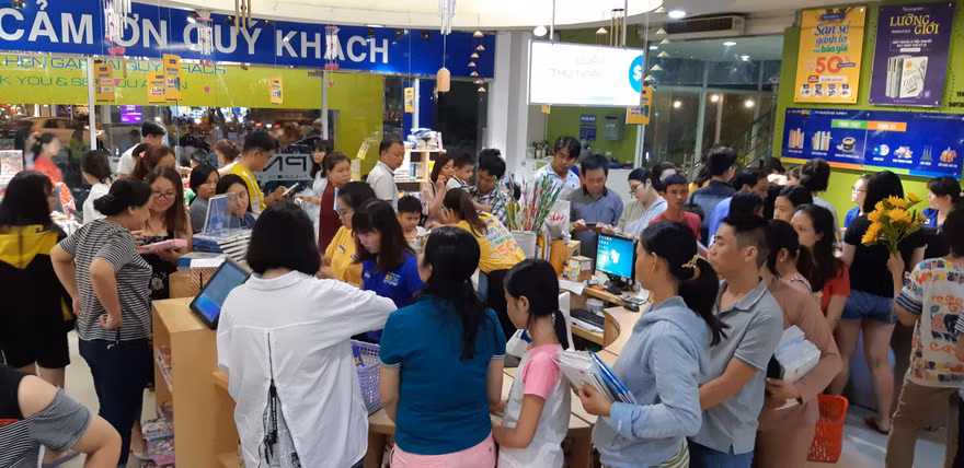 Phụ huynh xếp hàng mua SGK cho con mỗi dịp đầu năm học (ảnh minh họa)