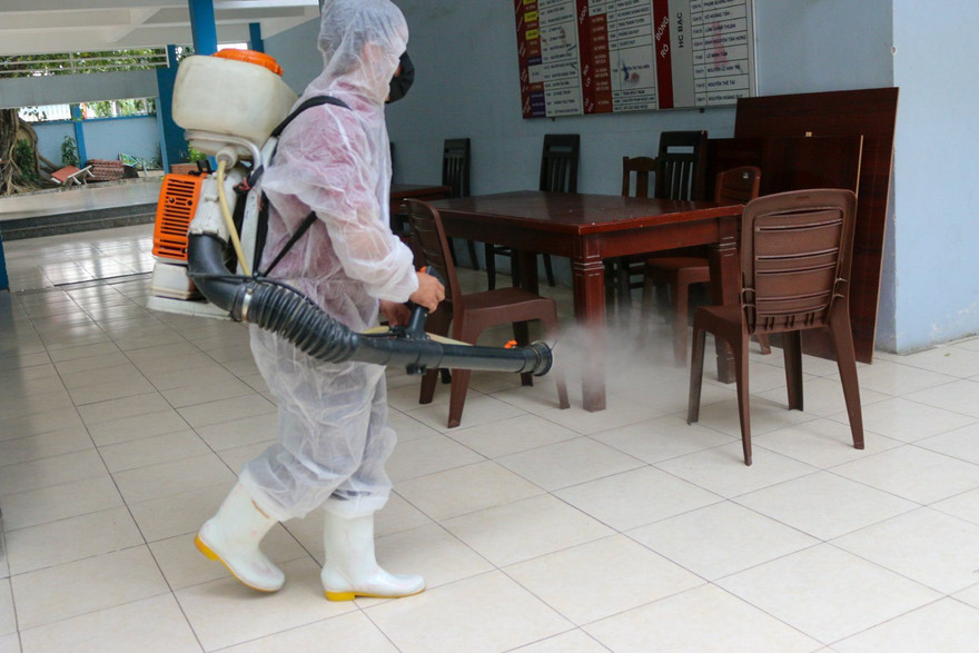 Trường THPT Nguyễn Du, quận 10 phun thuốc khử trùng trường lớp dịp trước Tết Nguyên đán