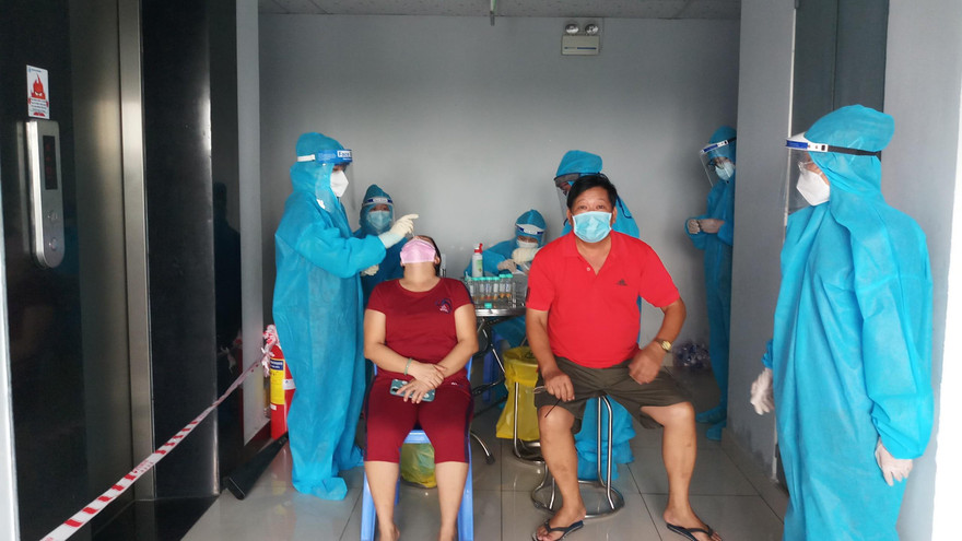 Cư dân trong chung cư lấy mẫu xét nghiệm COVID-19 do liên quan đến ca mắc COVID-19.