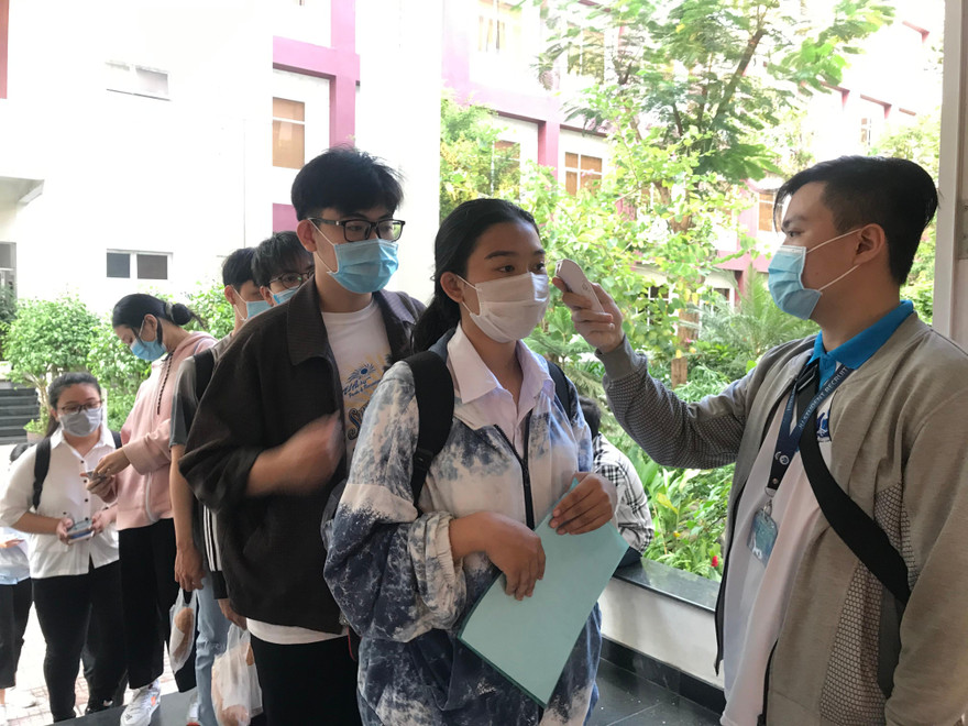 Hơn 100.000 người gồm thí sinh và người gác thi tốt nghiệp THPT tại TPHCM sẽ được xét nghiêmm COVID-19