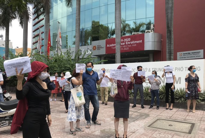 Phụ huynh một trường ở TPHCM cầm tờ rơi phản đối học phí trong thời gian học trực tuyến năm 2020