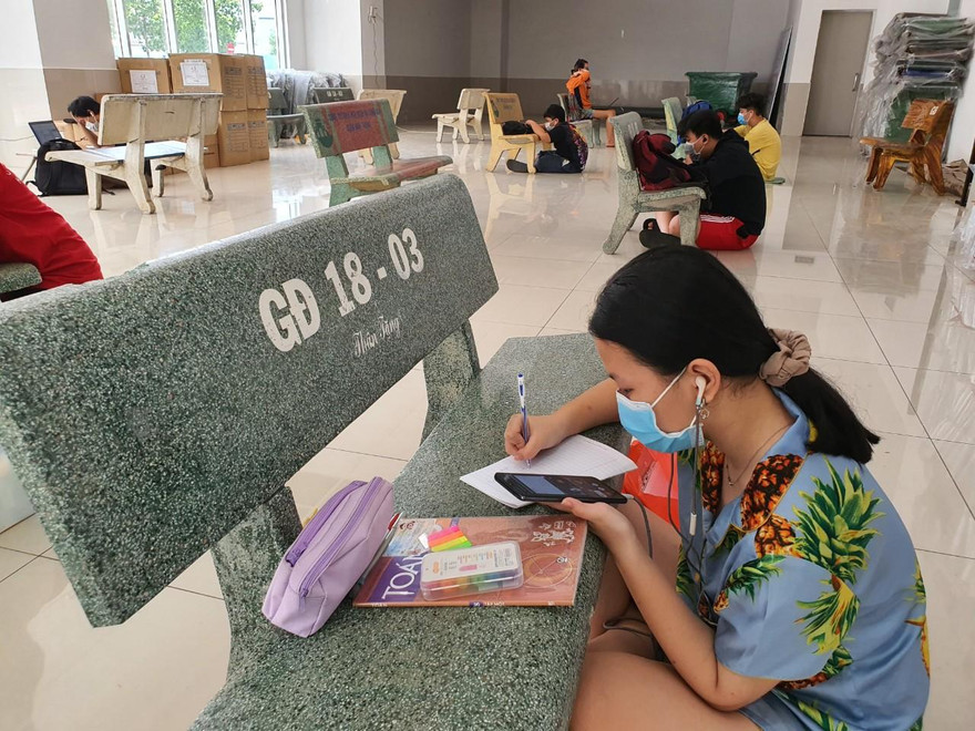 Do dịch bệnh COVID-19, nhiều học sinh TPHCM đang thiếu thiết bị để học trực tuyến
