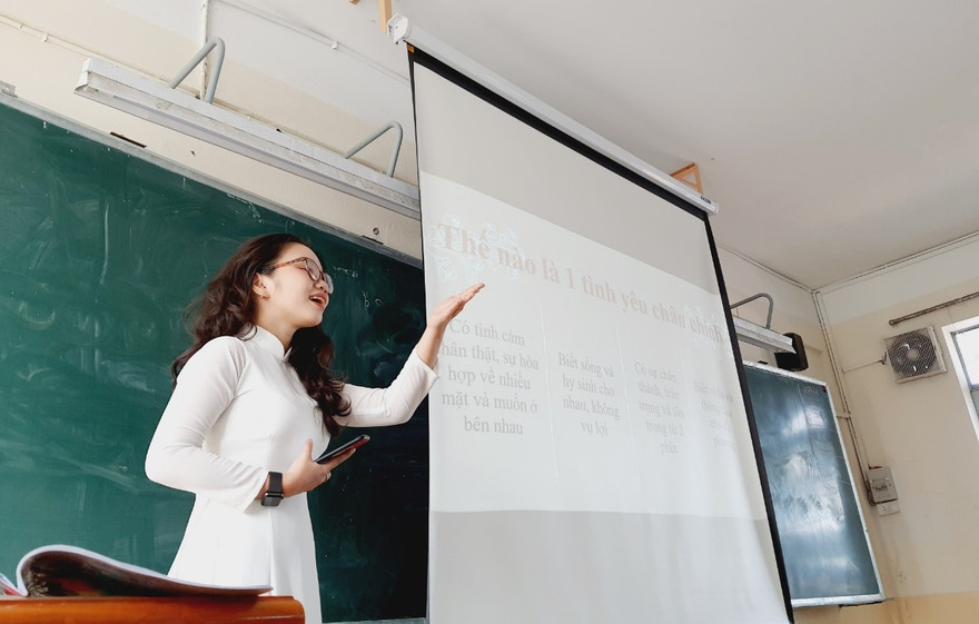 Học sinh thích thú, chững chạc khi được vào vai giáo viên