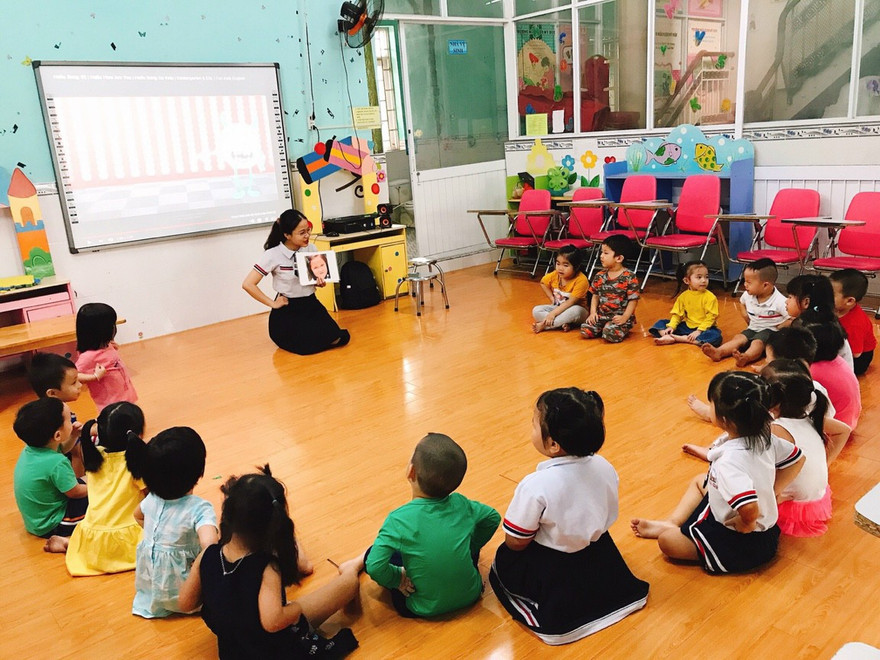 Nhiều phụ huynh đang đau đầu tìm chỗ giữ con trông khi vẫn phải đi làm. (ảnh minh họa)