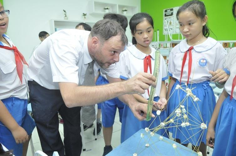 Học sinh đang học với giáo viên nước ngoài theo chương trình Tiếng Anh tích hợp (ảnh EMG)