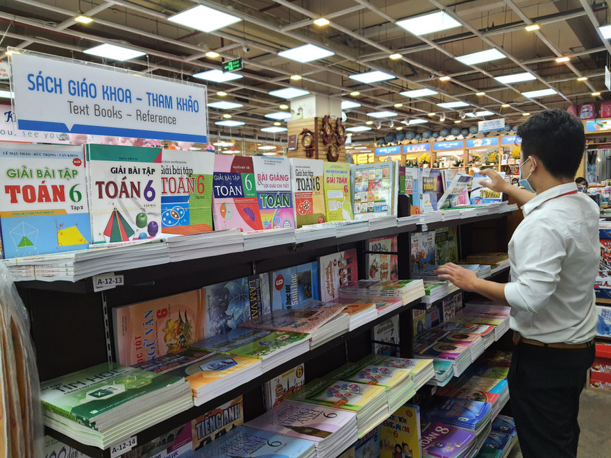 Năm học mới sắp bắt đầu, phụ huynh kêu khó mua sách giáo khoa