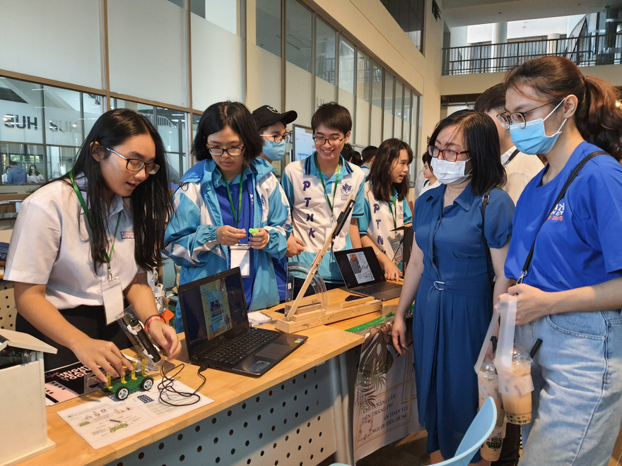 Học sinh sinh viên hào hứng với những trải nghiệm ở ngày hội