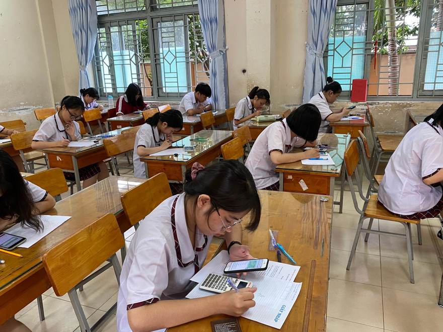 TPHCM cho phép học sinh lớp 9 và 12 quay trở lại trường học tập