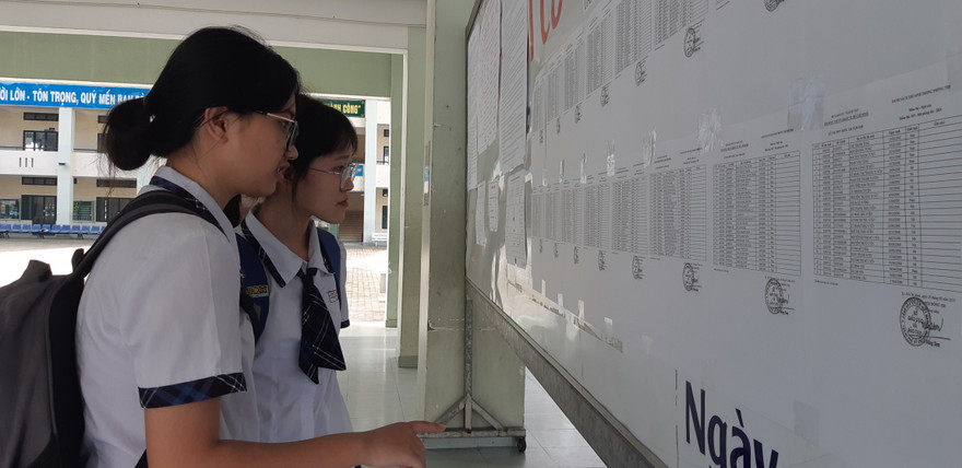 Thí sinh dò số báo danh của mình trước khi vào phong dự thi (ảnh minh họa)