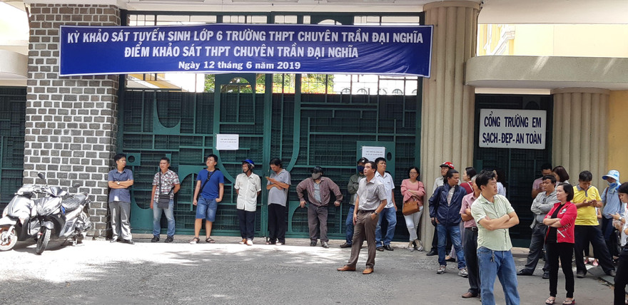 Phụ huynh chờ con trong kỳ khảo vào lớp 6 Trường THPT Chuyên Trần Đại Nghĩa