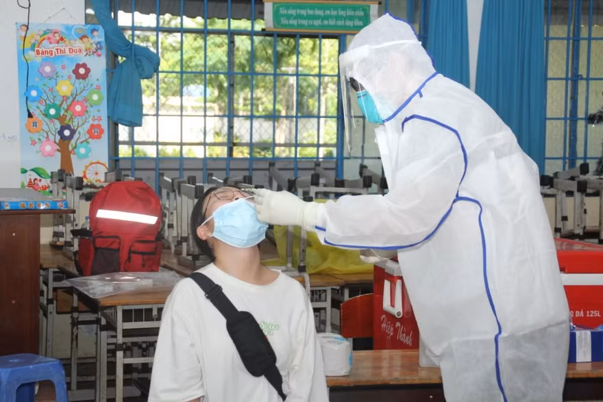 Thi tốt nghiệp THPT: Hôm nay, TPHCM xét nghiệm COVID-19 cho hơn 100 nghìn người