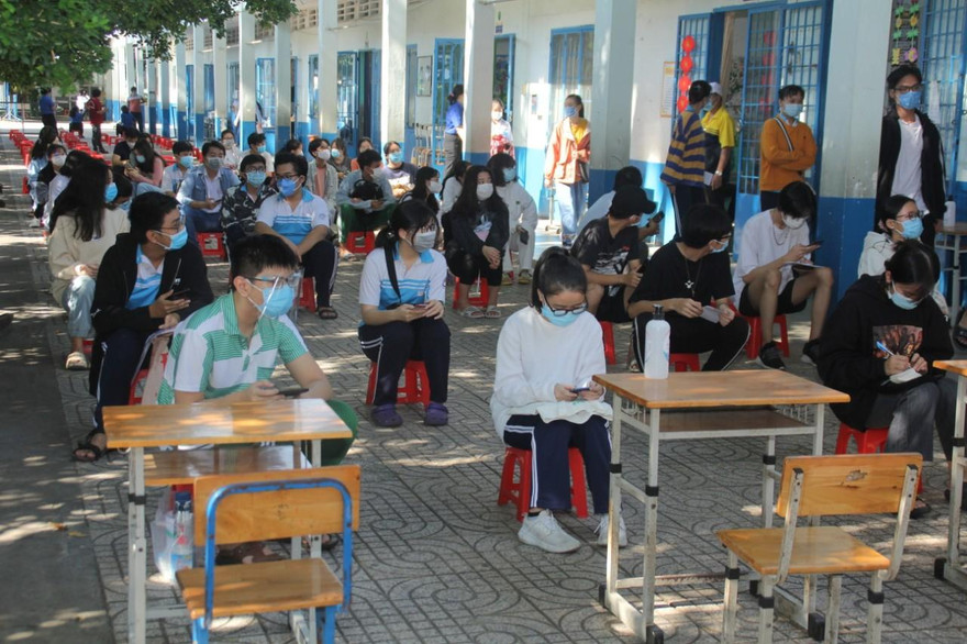 Thí sinh chờ đến lượt lấy mẫu xét nghiệm COVID-19 sáng ngày 3/7 tại TPHCM