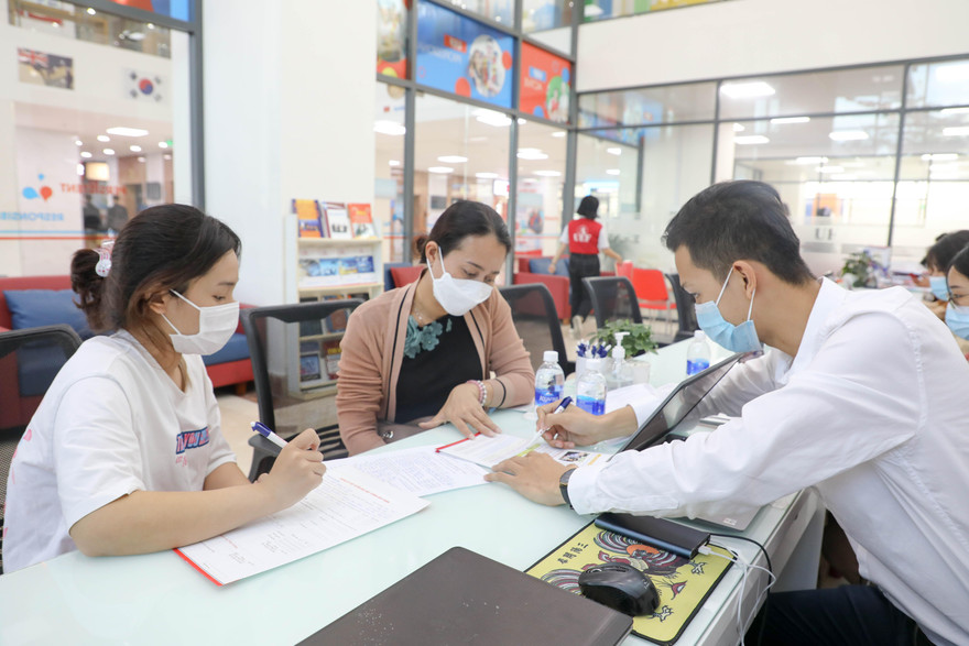 Thí sinh làm thủ tục nộp học bạ xét tuyển tại một trường đại học ở TPHCM