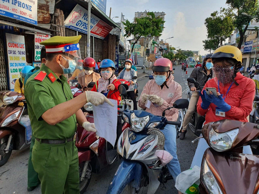 Người trở lại làm việc lần đầu phải có “Thẻ xanh COVID-19 và xét nghiệm âm tính 