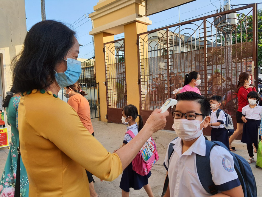 Học sinh được đo thân nhiệt trước khi vào trường