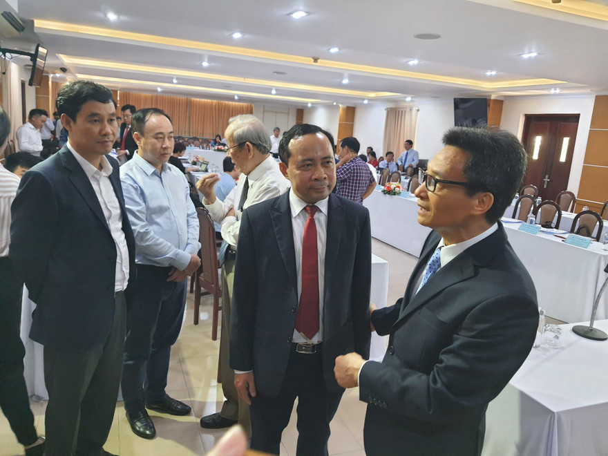 Phó thủ tướng Vũ Đức Đam trao đổi với các đại biểu bên lề buổi làm việc