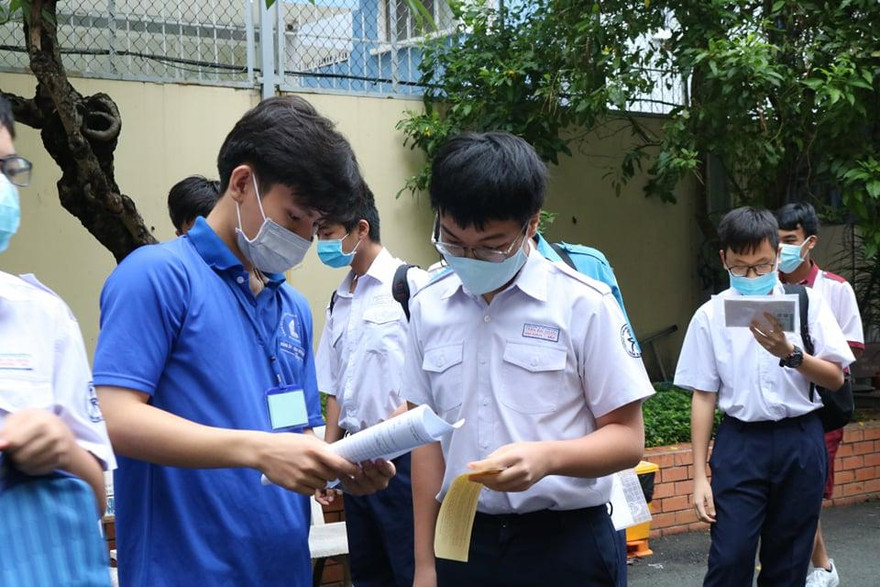 Thí sinh tham dự kỳ thi vào lớp 10 Trường Phổ thông Năng khiếu (thuộc ĐHQG TPHCM) ngày 26/5