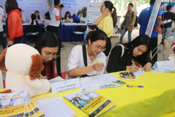 Thi sinh tìm hiểu ngành học tại các chương trình tư vấn tuyển sinh