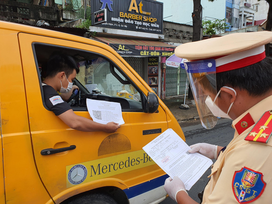 Lực lượng chức năng kiểm tra giấy đi đường