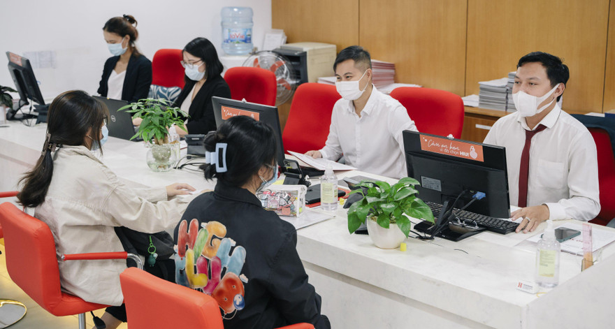 Thí sinh nộp hồ sơ vào trường đại học ở TPHCM