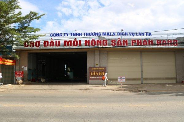 Chợ nông sản lớn nhất tỉnh Ninh Thuận tạm thời đóng của truy vết do có 2 ca mắc COVID-19 vào chợ hôm 18/7
