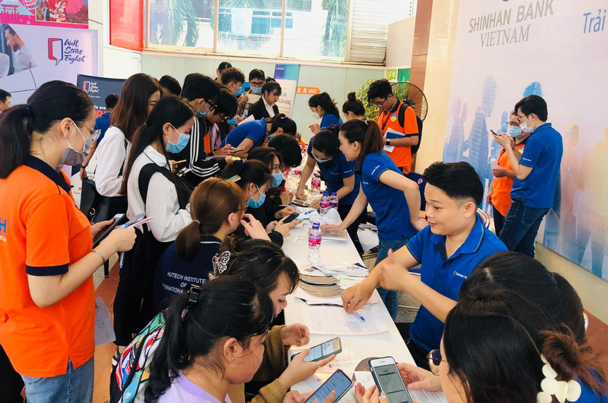 Rất đông sinh viên đến tìm vơ hội, phỏng vấn tại các doanh nghiệp Hàn Quốc ở ngày hội