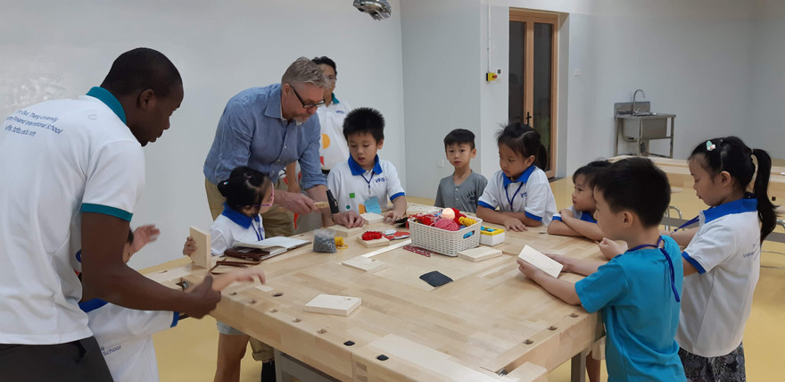 Học sinh một trường quốc tế trong giờ học với giáo viên người nước ngoài