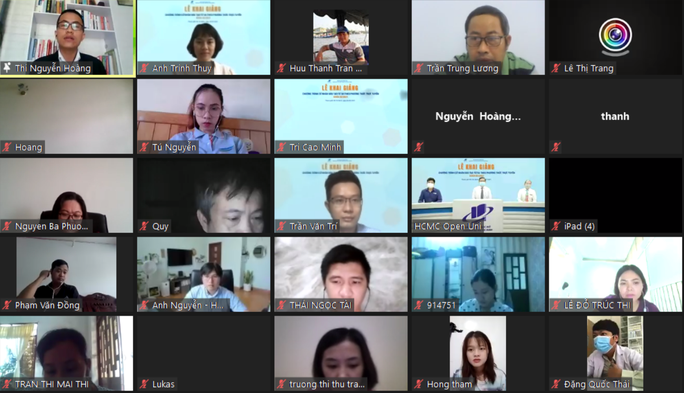 Tân sinh viên tham gia khai giảng trực tuyến ngày 4/7