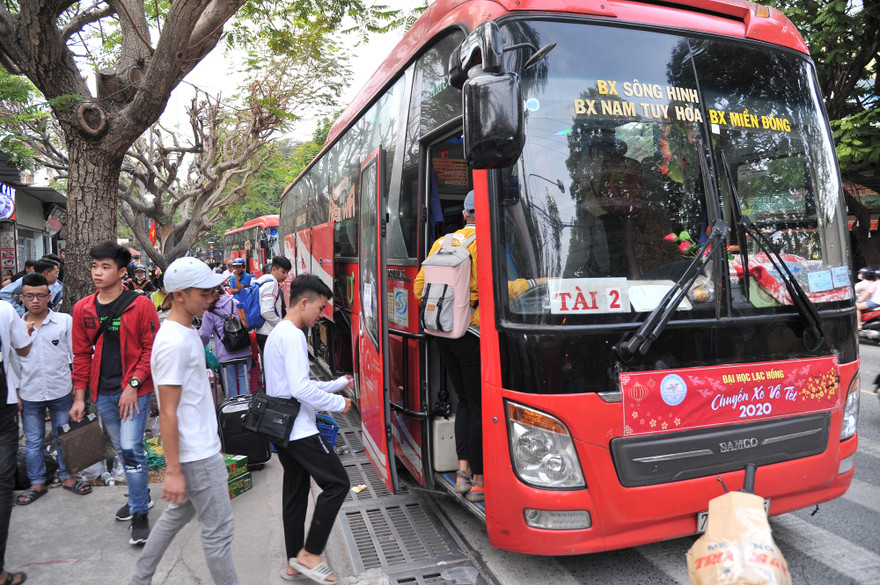 Hàng ngàn vé xe, máy bay miễn phí cho sinh viên, công nhân vùng lũ lụt về quê đón Tết 2021