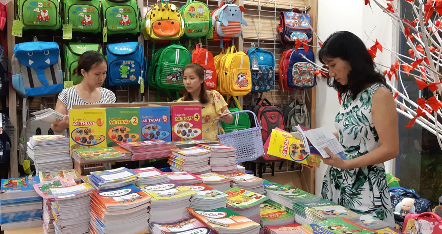 Nhiều phụ huynh học sinh vẫn chưa có SGK dù năm học mới sắp tới